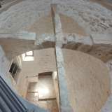...che illumina una sottostante costruzione alta oltre dieci metri. Siamo all�interno del medievale torrione di San Matteo (dal nome dell�antica chiesa adiacente) facente parte della cinta difensiva della citt�